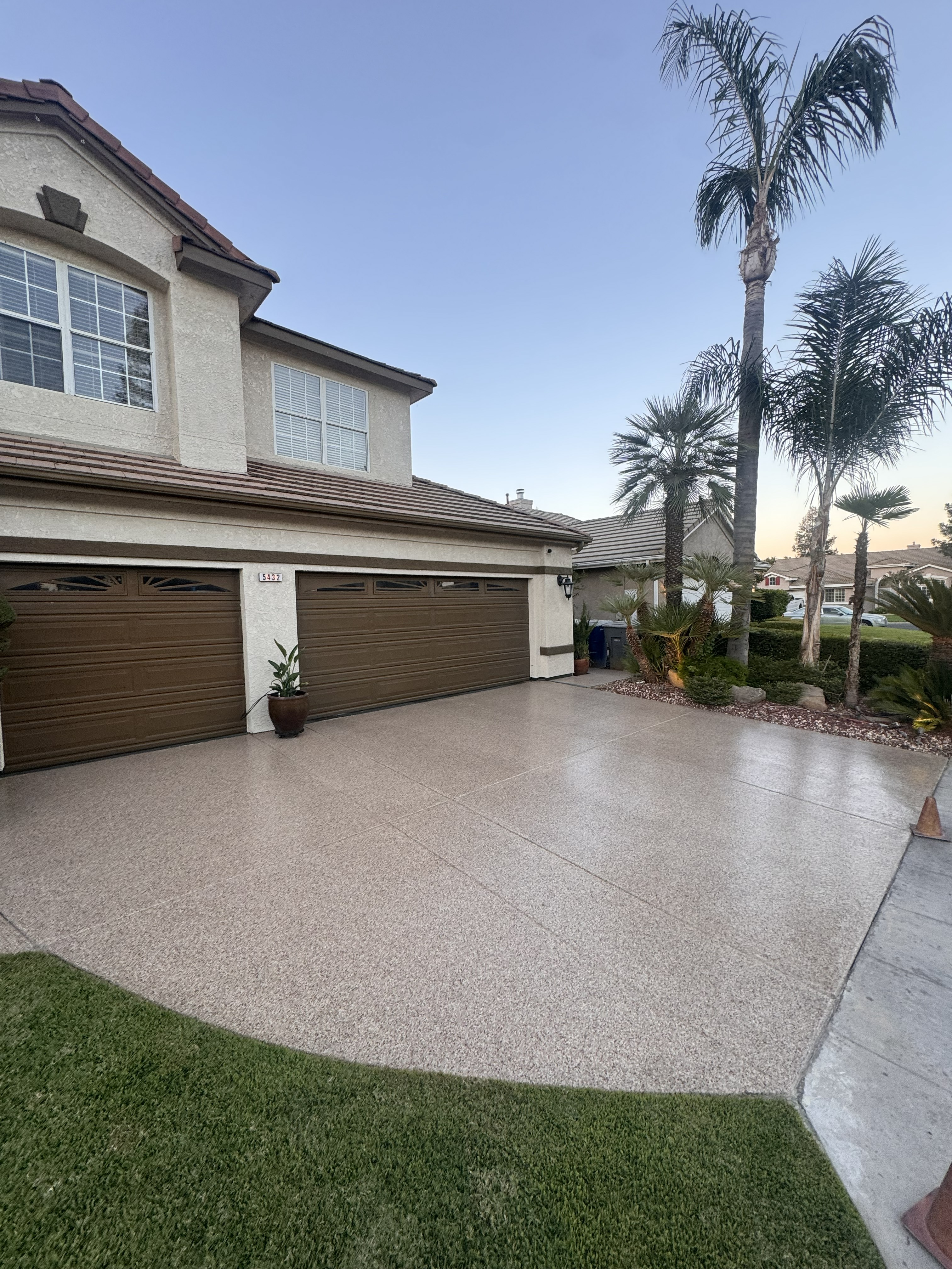 Beige epoxy flake residential driveway